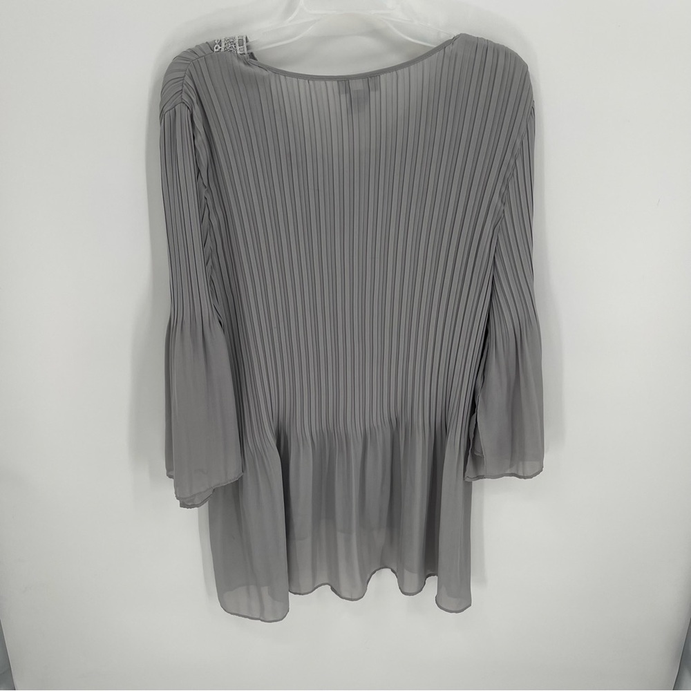 Catherine’s Women’s Gray Pleated Peplum Top Size 1X Floral Neckline Bell Sleeves - Picture 7 of 10